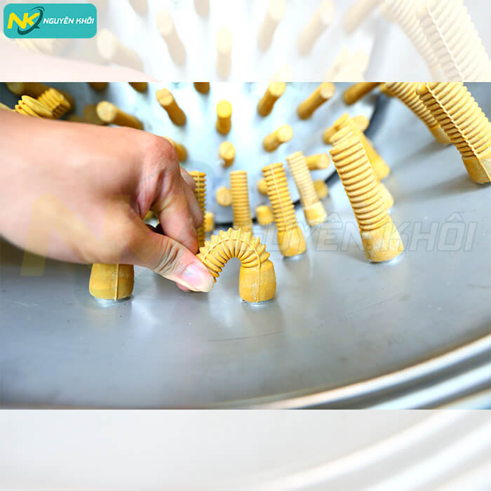 Núm cao su của máy vặt lông gà Nguyên Khôi có độ mềm dẻo và đàn hồi cao được ví như những