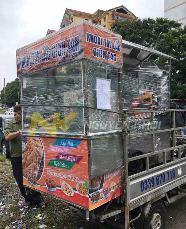 Nguyên Khôi giao xe đẩy gà rán trên Toàn quốc