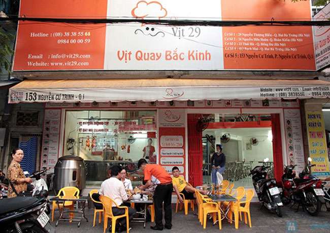 Quán vịt quay Bắc Kinh đông khách