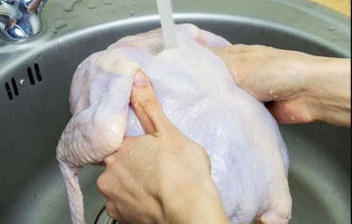 Thịt gà ta rửa thật sạch khử mùi tanh trước khi nấu phở