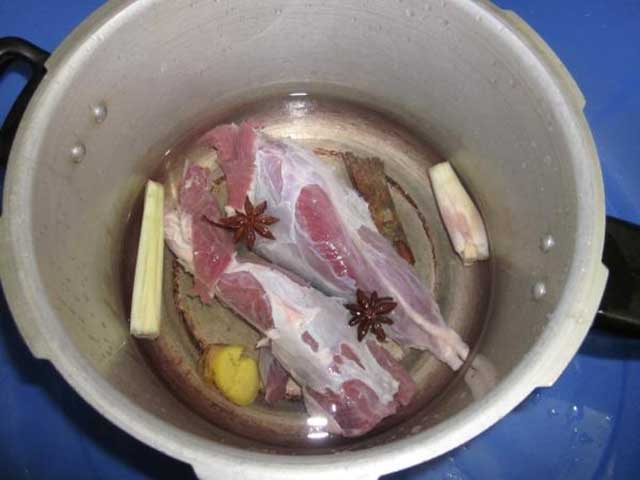 Luộc thịt dê với hương liệu khử mùi, cách làm thịt dê hết mùi hôi bằng cách luộc