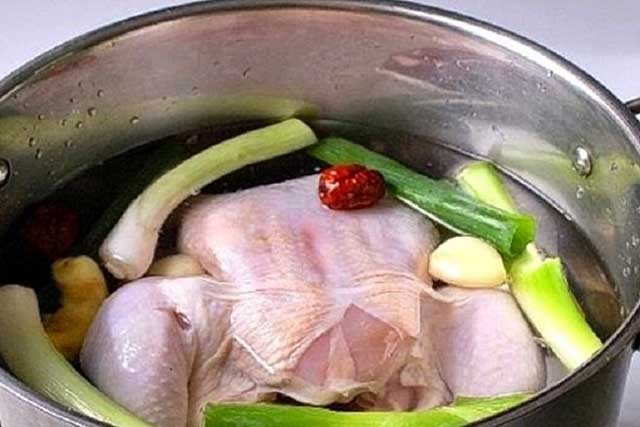 Bắc nồi (xoong) luộc thịt gà khử mùi tanh hôi, cách luộc gà khử mùi