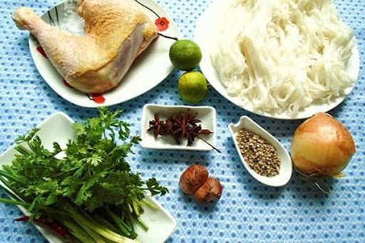 Chuẩn bị nguyên liệu làm phở gà miền Nam