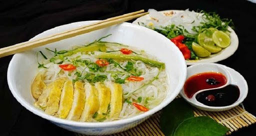 Hoàn thành món phở gà miền Nam