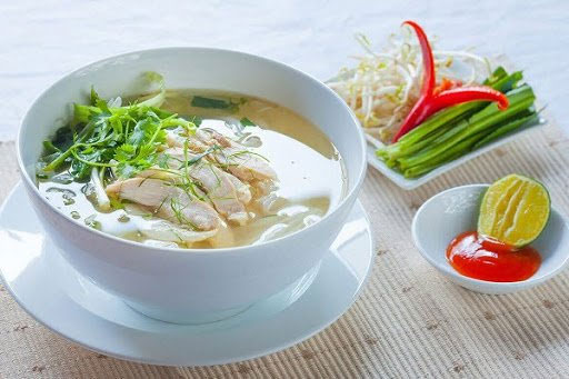 Phở gà Hà Nội truyền thống có nước lèo trong