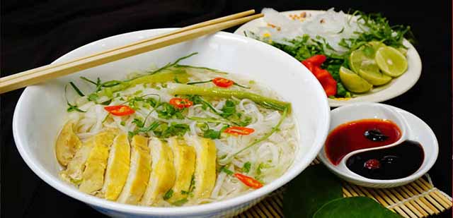 Món phở gà miền Nam, trang trí và thưởng thức phở gà