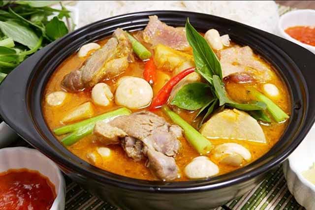 Cho khoai sọ vào nấu với vịt