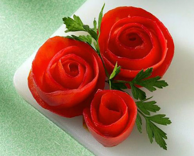 Trang trí bánh chưng bằng hoa cà chua, cách trang trí bánh chưng