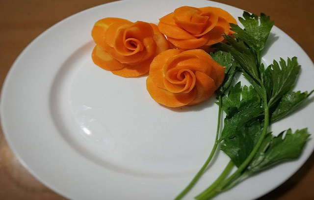 Trang trí bánh chưng bằng hoa cà rốt, cách trang trí bánh chưng